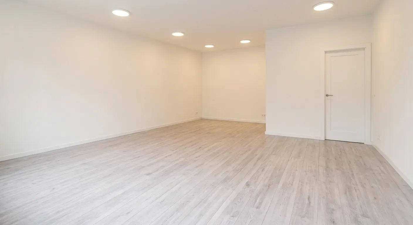 Salón con tarima flotante instalada y rodapié nuevo